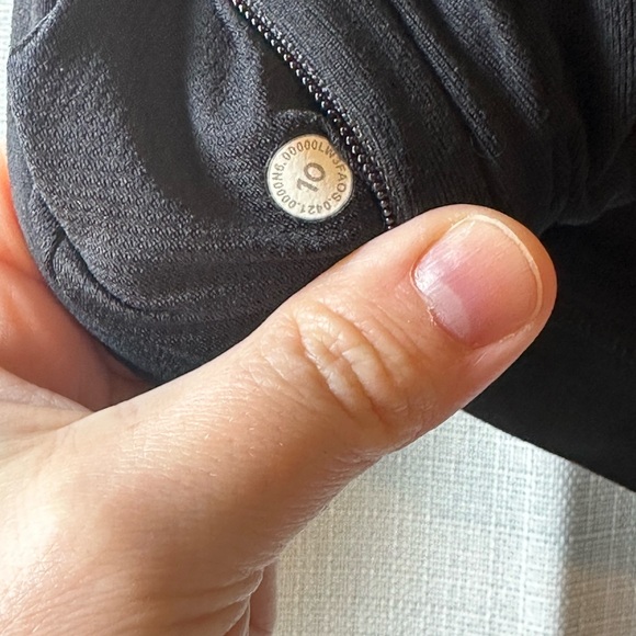 Lululemon It’s Rulu Run Long Sleeve Cropped 1/2 zip. Size 8. Black. - Picture 10 of 10